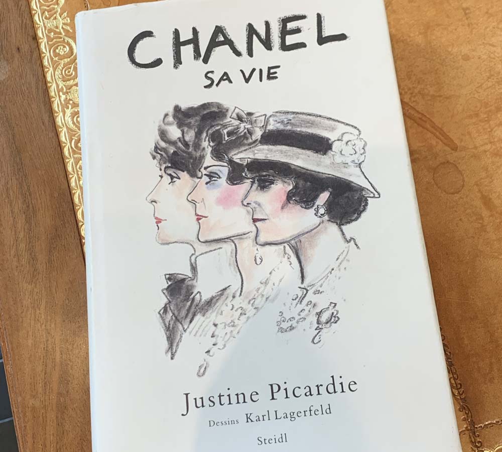 business etiquette retail chanel italia